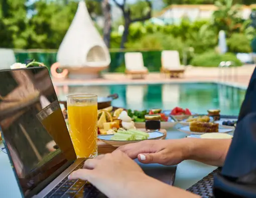 Exklusives Fr&uuml;hst&uuml;ck an unserem Pool nach Ihren W&uuml;nschen